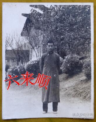 民国老照片：国立第十二中学，校景——简史：1938年11月以山东籍流亡师生组成的国立湖北中学西迁绵阳，收容抗战湖北籍流亡师生遂命名国立湖北中学。校址四川长寿（今重庆长寿），分高中部、初中部、女子部，分布在松柏、官庄、荆庄、北庄等。1939年4月更名国立第十二中学。1946年夏天迁回湖北，高中部定名湖北省一中，初中部定名湖北省二中，现分别为武汉市十四中学和十五中学。。【国立十二中——琼旧藏系列】