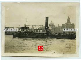 1937年上海淞沪事变，英国紧急调派驻扎在香港的英军士兵乘船抵达上海外滩，保卫租界的安全，民国老照片一张，泛银