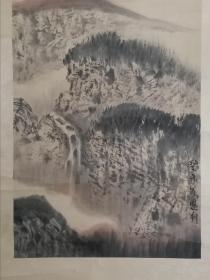 保真书画，师恩钊山水画一幅，尺寸68×42cm，原装裱镜心。师恩钊，中国美术家协会会员，北派山水艺术中心主任，中国画北派山水研究会会长，中国山水画研究院副院长，清华美院高研班导师，人民大学艺术学院高研班导师