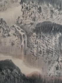 保真书画，师恩钊山水画一幅，尺寸68×42cm，原装裱镜心。师恩钊，中国美术家协会会员，北派山水艺术中心主任，中国画北派山水研究会会长，中国山水画研究院副院长，清华美院高研班导师，人民大学艺术学院高研班导师