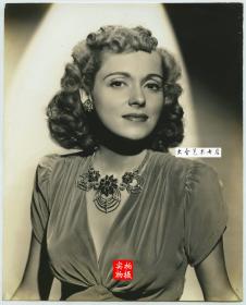 1941年美国著名影星Martha Scott玛莎·斯考特肖像老照片，泛银，她曾在《十诫》、《宾虚》等好莱坞史诗大片扮演重要角色而出名。