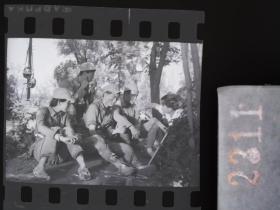2311 年代老照片 底片 长春电影制片厂 拍摄直奉大战 扮演士兵的群众演员 上妆休息 穿草鞋 军装