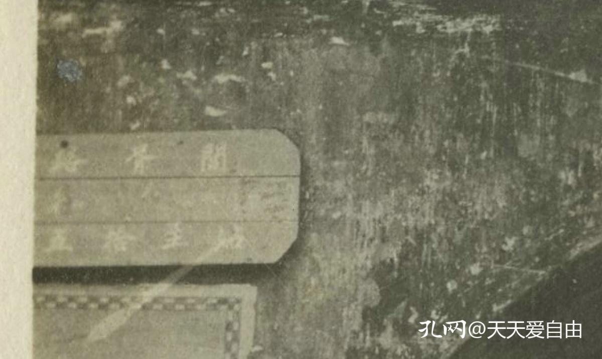 民国1917年江苏苏州虎丘入口大门老照片，可见阊胥路指示牌，有英美烟草公司老刀牌香烟的广告，有中国儿童坐在门边，尺寸为13.6X8厘米