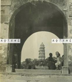 民国1917年江苏苏州虎丘入口大门老照片，可见阊胥路指示牌，有英美烟草公司老刀牌香烟的广告，有中国儿童坐在门边，尺寸为13.6X8厘米