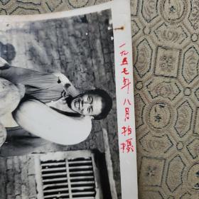 57年老照片：全国劳动模范李大贵“背南瓜”照片 10厘米.8.7厘米（后面有文字介绍）