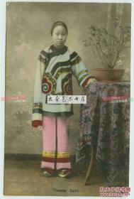 民国时期照相馆中拍照的时髦年轻少女站像，有特色的民国服装服饰老明信片