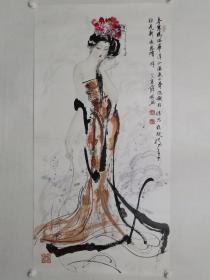 保真书画，薛林兴《贵妃出浴图》人物画精品一幅，尺寸136×68cm，纸本托片。著名人物画家，被世人誉为“东方美神”，独步中国画坛。中国画家联盟主席，中国画艺术研究院副院长，中国国家机关美术家协会副主席。