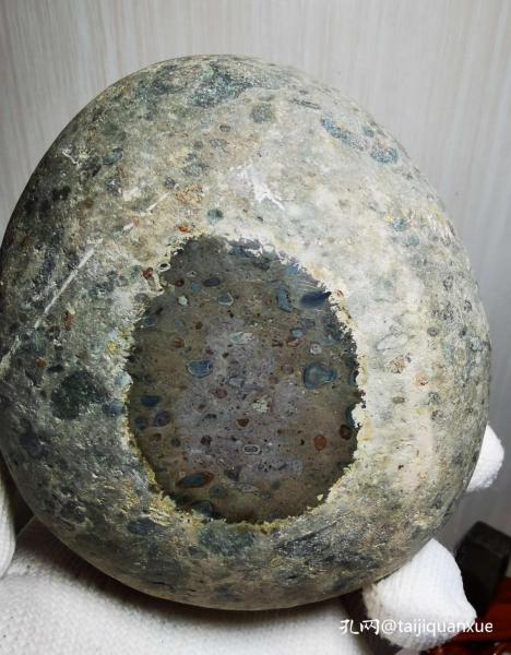 陨石原石，顶级陨石，极品稀有“七彩淡粉陨石”原石，有“淡淡粉色”极好的“鹅蛋陨石”原石，色独特，形好看陨石，非常漂亮，极为稀有难得，百年难得一件，强磁性，现在很难捡到了收藏佳品，可遇不可求。