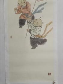 保真书画，当代优秀人物画画家，苏童《纳福吉祥图》一幅，纸本托片，尺寸139×38cm。苏童，现为中国美术家协会会员，研修于天津美院何家英工笔画研究所，中国现代绘画艺术研究院专业画家，中国画创作研究中心执行导师。三