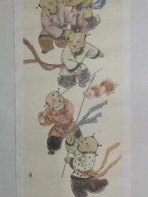 保真书画，当代优秀人物画画家，苏童《纳福吉祥图》一幅，纸本托片，尺寸139×38cm。苏童，现为中国美术家协会会员，研修于天津美院何家英工笔画研究所，中国现代绘画艺术研究院专业画家，中国画创作研究中心执行导师。三