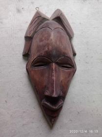 非洲木雕面具，老手工制作，瘦长脸，厚嘴唇。
