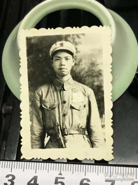 原版老照片  解放军战士抗美援朝战士佩戴荣誉勋章凯旋照片 长6厘米。时代特色。