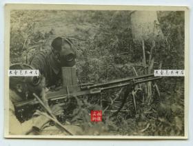 1930年代淞沪事变，国民党国军机枪手戴防毒面具向日军射击老照片