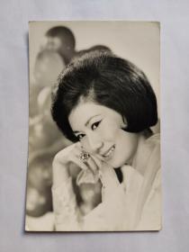 凌波，美女照片一张，香港六十年代邵氏电影公司著名女演员。艺名小娟，香港影画赠。。