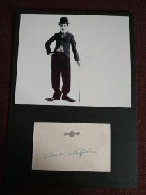 【著名喜剧大师查理•卓别林（Charlie Chaplin，1889年4月16日-1977年12月25日）签名卡片】附经典黑白剧照及证明信 
喜剧天才，影响了一代又一代人，向大师致敬！
