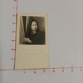民国香海摄影室拍摄《窗帘下的女学生》原版黑白照片1枚