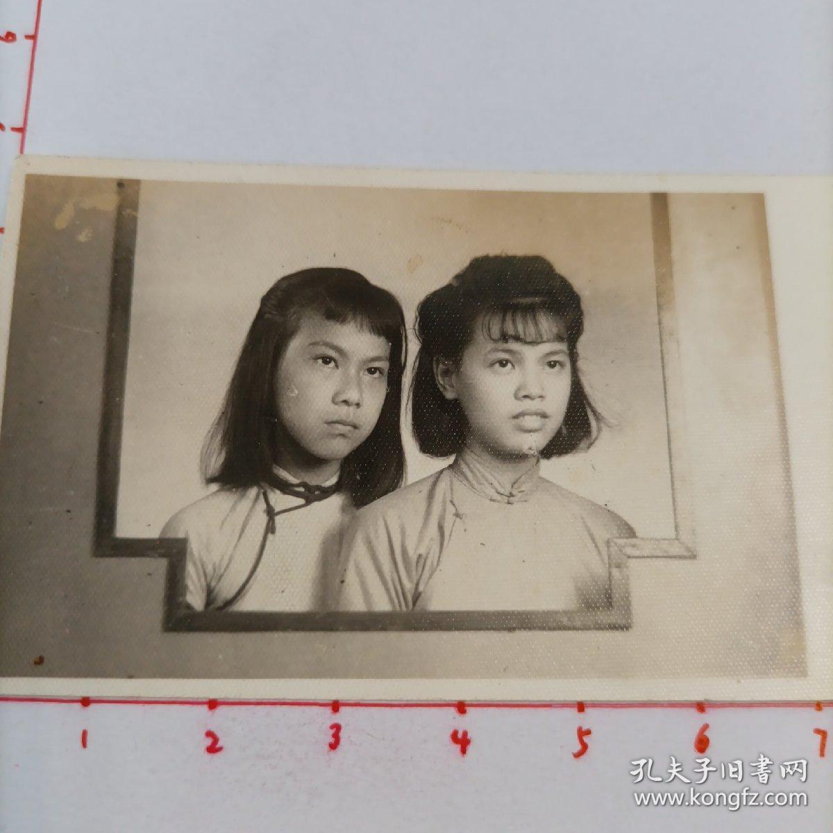 民国时期卡德照相室拍摄《美女杜心颖与同学合影》原版黑白照片1枚，背面有手写题字说明