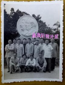 老照片：上海中山公园，斯大林、毛泽东像。【西安交通大学教授——仝有琦——家庭旧藏系列】