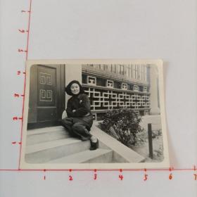 民国时期拍摄《台阶上的女子》原版黑白照片1枚