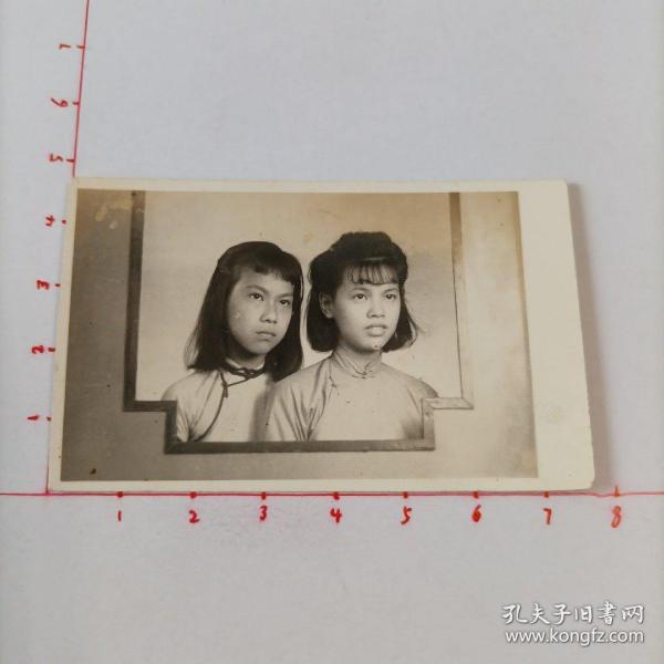 民国时期卡德照相室拍摄《美女杜心颖与同学合影》原版黑白照片1枚，背面有手写题字说明
