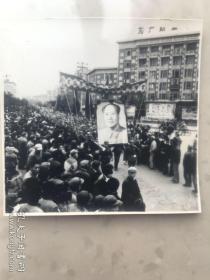 老照片：1967年群众游行向李文忠烈士学习（毛主席授予李文忠烈士“支左爱民模范”）