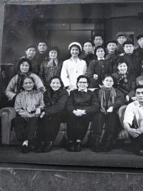 上海市文艺届、演艺届八十年代老作家、演员合影照（幼达式常、张瑞芳等32位名家）