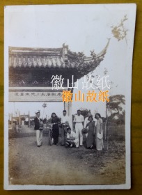 民国老照片：民国旗袍美女等人——游——江苏常州——驻足“先贤唐荆川先生墓道”神道坊，牌坊留念。——简介：“先贤荆川先生墓道”神道坊，1934年重修，周佛海所书。牌坊背面为墓区内“永禁樵牧践踏采折树木”的管理规定。今荆川先生墓地辟为荆川公园。