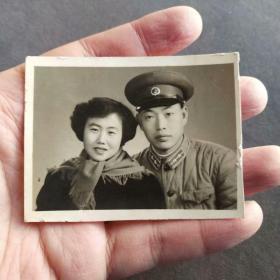 老照片，解放初的解放军夫妻俩合影——Ⅰ464