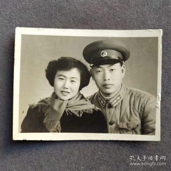 老照片，解放初的解放军夫妻俩合影——Ⅰ464