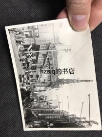 【照片珍藏】民国三十年代初上海南京路近西藏路一段商铺建筑及周边景象，高高耸立的是新新百货公司大楼穹顶，另可见「精益眼鏡公司」「孫潔英牙科」「品珍號金剛鑽石」等商号招牌。老照片内容丰富，影像清晰、颇为少见难得