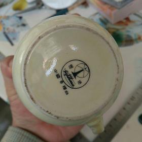 〈七十年代〉，瓷茶杯一只〈〉。底款：中国烟台 灯塔牌，边沿描金，柴窑厚胎，通高约13㎝，口沿直径8㎝，全新，完整漂亮！