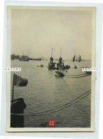 民国长江流域上海附近江面上的美军舰船和小艇（小型潜水艇？）老照片。