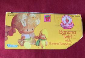 Vintage Strawberry Shortcake B anana Twirl Berrykin Doll & Critter. RARE! MINT!超罕见Kenner玩具公司出品，内里全新娃娃还带着出厂原发网，高价古董商品售出不退不换