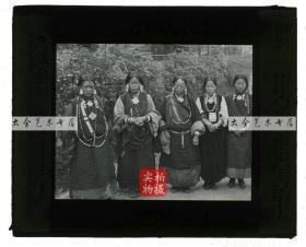 清代民国玻璃幻灯片-----民国印属喜马拉雅大吉岭地区的四名藏族女子，穿着传统民族服饰，戴大耳环和各种珠串装饰，大约1912年左右