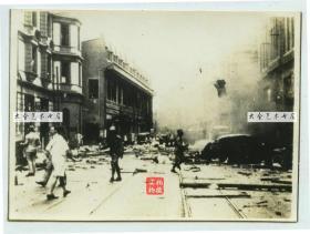 民国1930年代淞沪事变时期上海南京路繁华市区遭受轰炸现场一片狼藉老照片，10.7X7.7厘米
