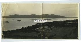 1930年代山东威海卫海峡中英国海军舰队游弋全景宽幅老照片，25.8x12.4厘米，泛银，有折痕。