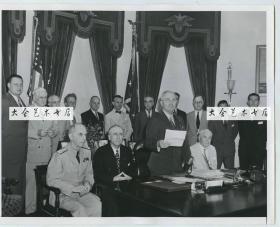 1945年8月14日，美国总统杜鲁门宣布正式接受日本投降历史的一刻，照片中总统周围的人是他的同僚以及全体内阁成员