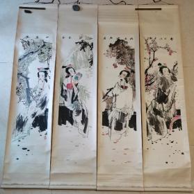 张文江：立轴四屏，135*33厘米*4屏，自然老旧泛黄，局部有黄斑点，墨已透背，有年代感，如图。张文江，1954年7月生于郑州，河南安阳市人。毕业于河南大学美术系。现任中国国画家协会理事、河南省美协中国人物画艺术委员会副主任兼副秘书长、河南省协会副秘书长、河南省书画院特聘画家、河南省最具实力画家之一。
