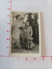 民国年代拍摄《母子在公园假山合影》原版黑白照片1枚