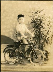 【民国老照片：男童骑自行车布景照片】（布纹厚相纸，银边框，很有特色。）
