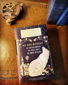 预售黑暗物质礼品版英版His Dark Materials : Gift Edition including all three novels: Northern Lights, The Subtle Knife and The Amber Spyglass