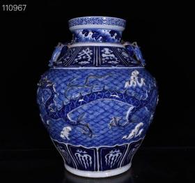 元代青花浮雕海水龙纹罐