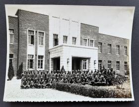 伪满洲国时期 日本关东军在东北地区一所学校建筑门前合影照一张