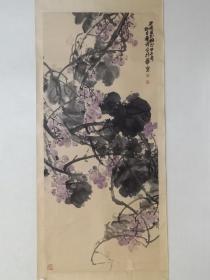 保真书画，北京名家李连修花鸟画《葡萄》一幅，原装裱镜心137×61cm。李连修，1941年生于河南滑县，京北画院副院长，北京海淀美术家协会副主席。