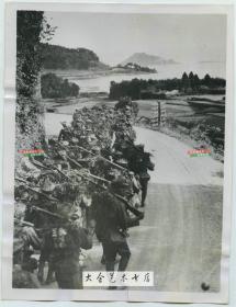 1935年11月日军士兵头戴防护网伪装进行军事演习拉练训练老照片，据说这种防护网可以有效的防止敌人狙击手的袭击。23X17.6厘米。