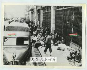 1938年日军攻陷湖北汉口，大量的中国百姓流离失所，难民挤在这条英国租界的道路上老照片