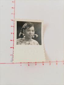 五十年代上海百乐摄影室拍摄《麻花辫女孩半身照》原版黑白照片1枚