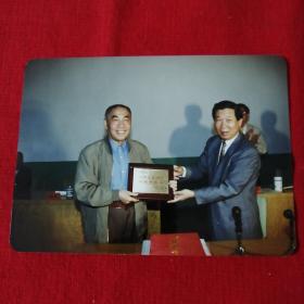 著名作家浩然先生接受三河文艺绿化特殊贡献奖彩色照片一张（阳台西柜底层像册存放）