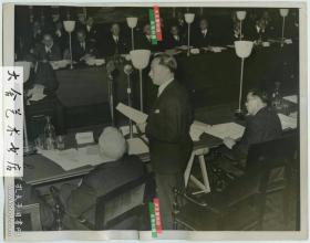 1937年11月11日九国会议召开期间，中国代表外交官顾维钧博士发言老照片，向国际社会阐述日军从1931年起对中国造成的入侵伤害，此次会议将会在国际政治层次对日本产生压力。
