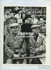 1978年美国国家委员会美中关系协会主办发起，中国十九城市的市长，副市长，城镇建设主管前往美国学习了解城市发展和建设经验，前排是广州市副市长林西(音)和北京市市长赵鹏飞(音)。（感叹当时还是中国人去美国学习建设，现在已经是天翻地覆的改变了）